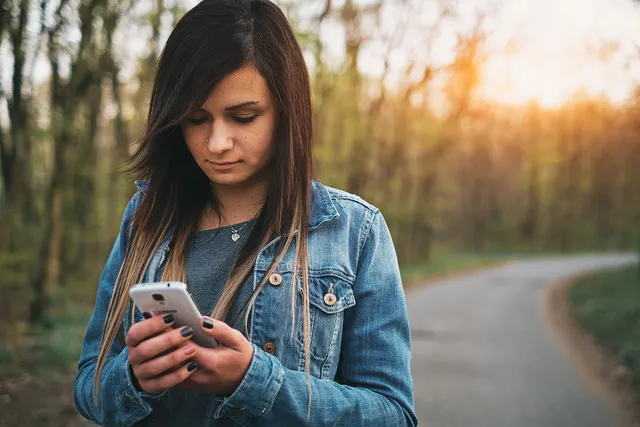 joven con su celular