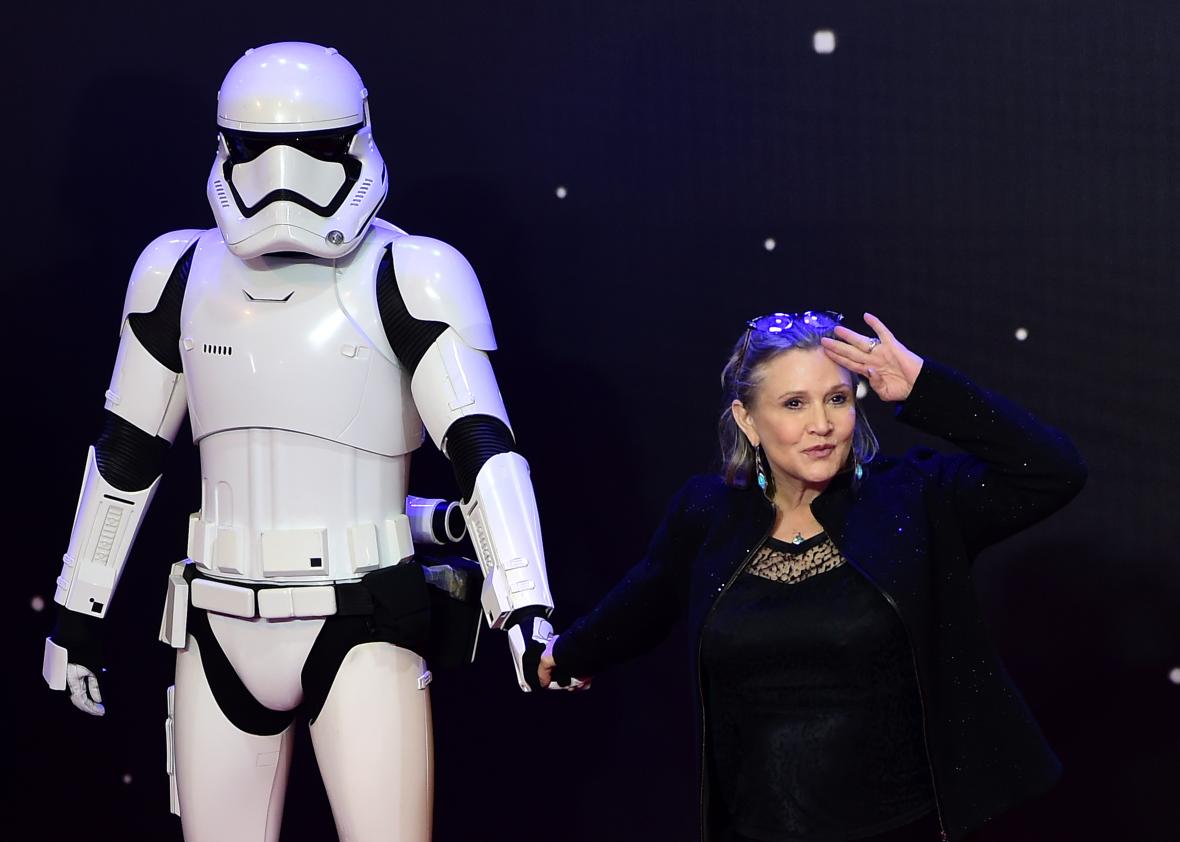 muere carrie fisher star wars 501609538 actress poses with a storm trooper as she jpg crop promo xlarge2
