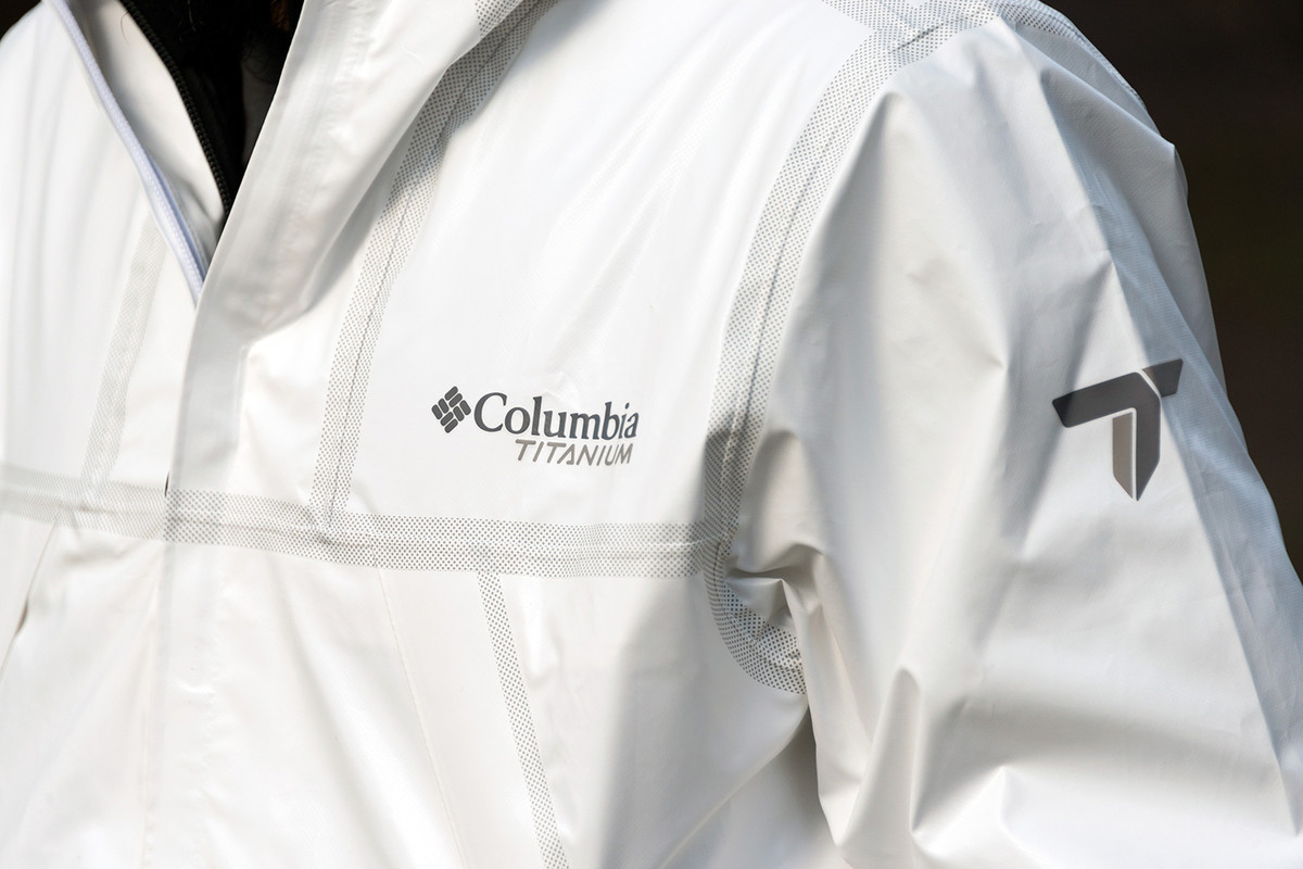 columbia innova con la chaqueta outdry extreme eco logos1 1200x800 c
