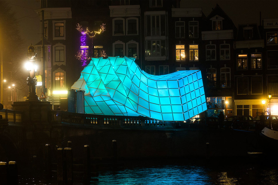 una taquilla en amsterdam se convierte un espectaculo de luces unstudio eye beacon 0010 970x647 c