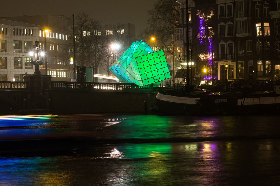 una taquilla en amsterdam se convierte un espectaculo de luces unstudio eye beacon 0012 970x647 c