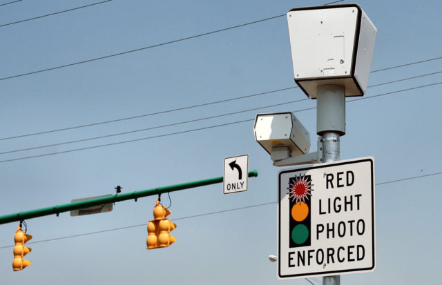 marco inteligente protege de multas red light camera 1000x646