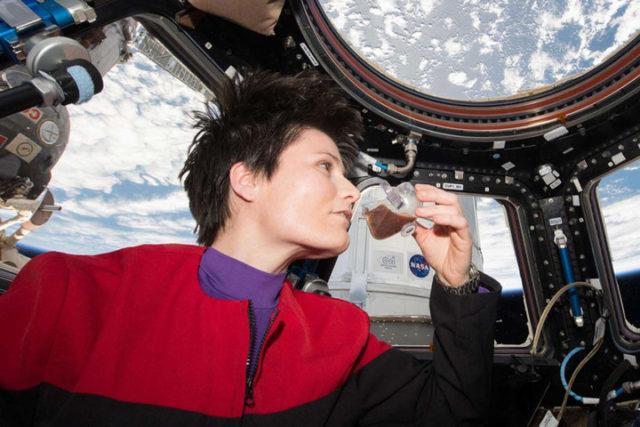 toma cafe como astronauta space cup 720x480 c