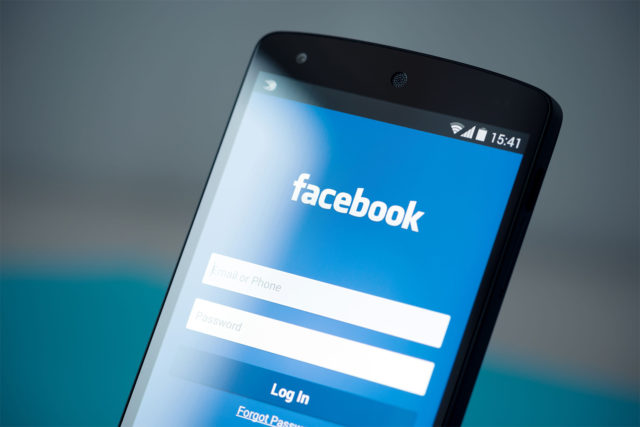 facebook reela estrategia antiterrorismo login smartphone