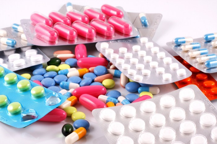 compania farmaceutica eleva precio medicamento pills of many shapes and colors grouped together