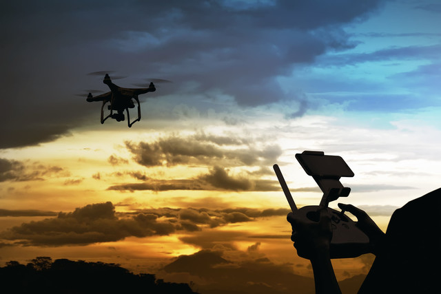 oklahoma ley disparar drones 54229732 male pilot controlling drone with remote control 640x0