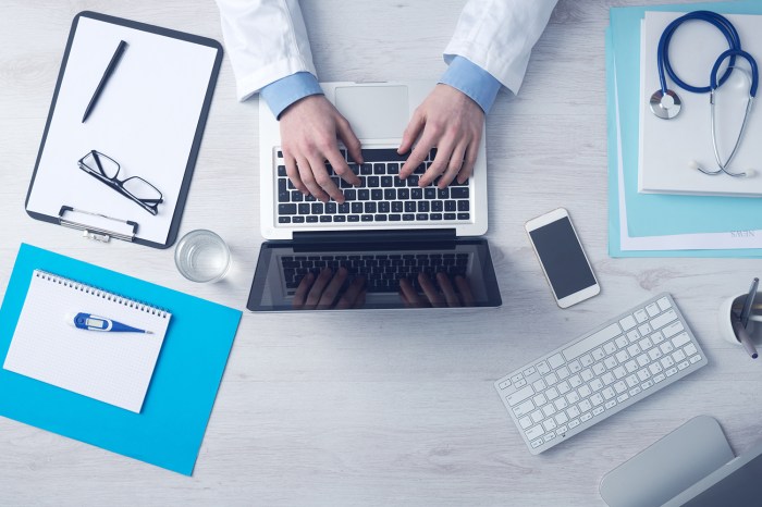 google acceso datos de salud doctor working at office desk