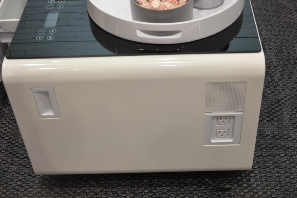 mesa inteligente sabro refrigerador sobro coffee table outlets 970x647 c