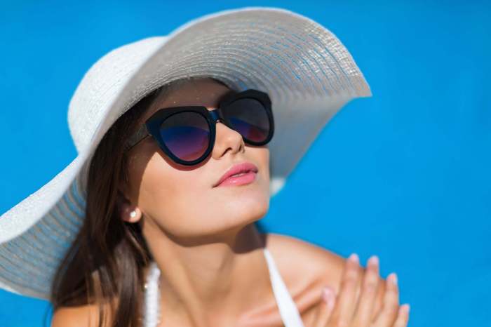 lentes reflectantes te esconden camaras woman wearing sunglasses and hat