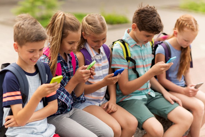 Niños con teléfonos celulares