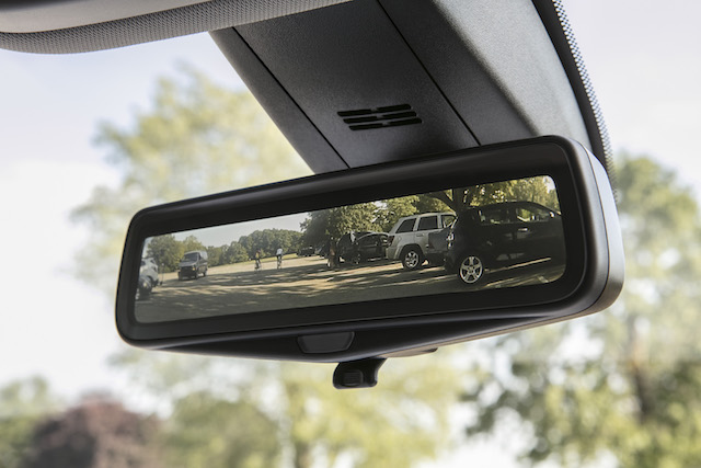 chevy traverse 2018 precio the available rear camera mirror provides a video view  displaying wider less obstructed field of 