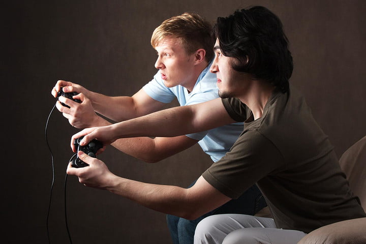 Un par de jóvenes jugando videojuegos