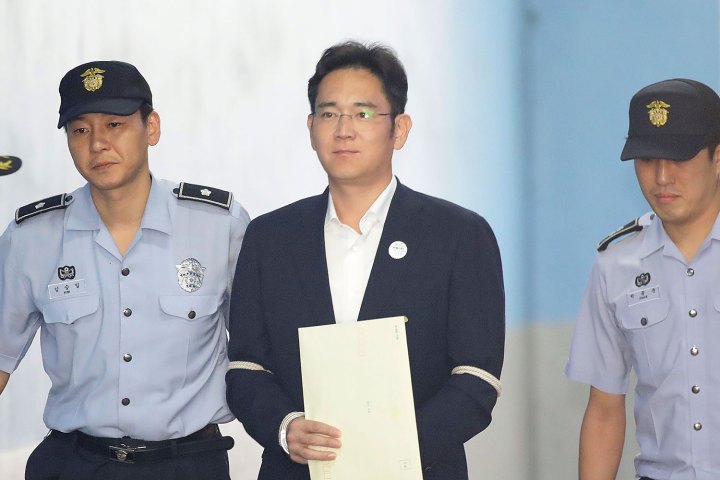vicepresiente de Samsung siendo arrestado