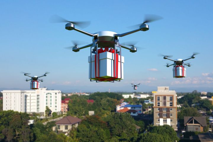 mutiples drones de entrega de paquetes