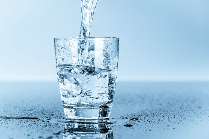 agua potable filtro grafeno glass of water