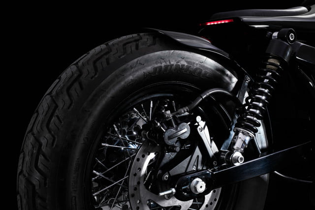 motos bandit9 darkside produccion dark side 06 tire closeup 640x427 c