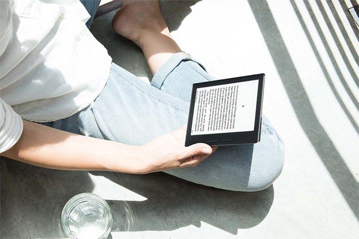 Persona leyendo en un Kindle