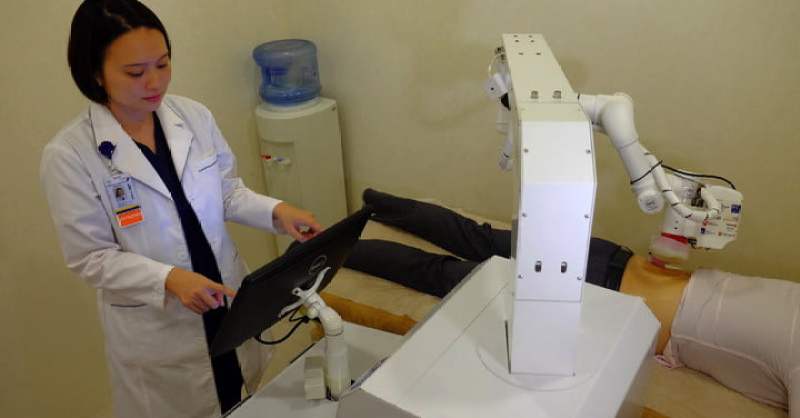 Un robot masajista que no toca la espalda del paciente y además puede medir  su dolor