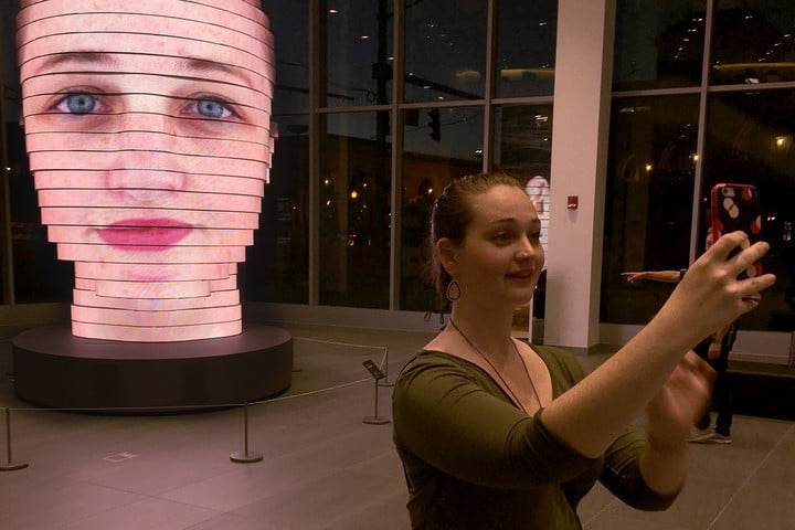 estatua selfie gigante tridimensional 1
