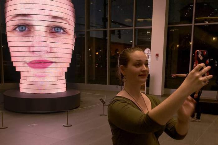 estatua selfie gigante tridimensional 1