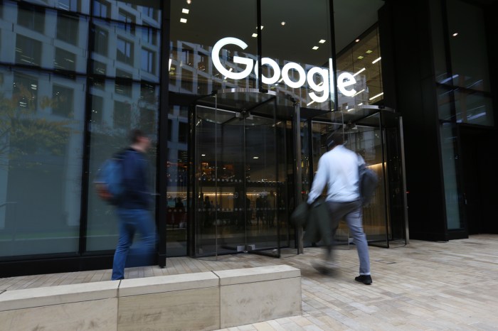 google news initiative noticias falsas googe logo store front