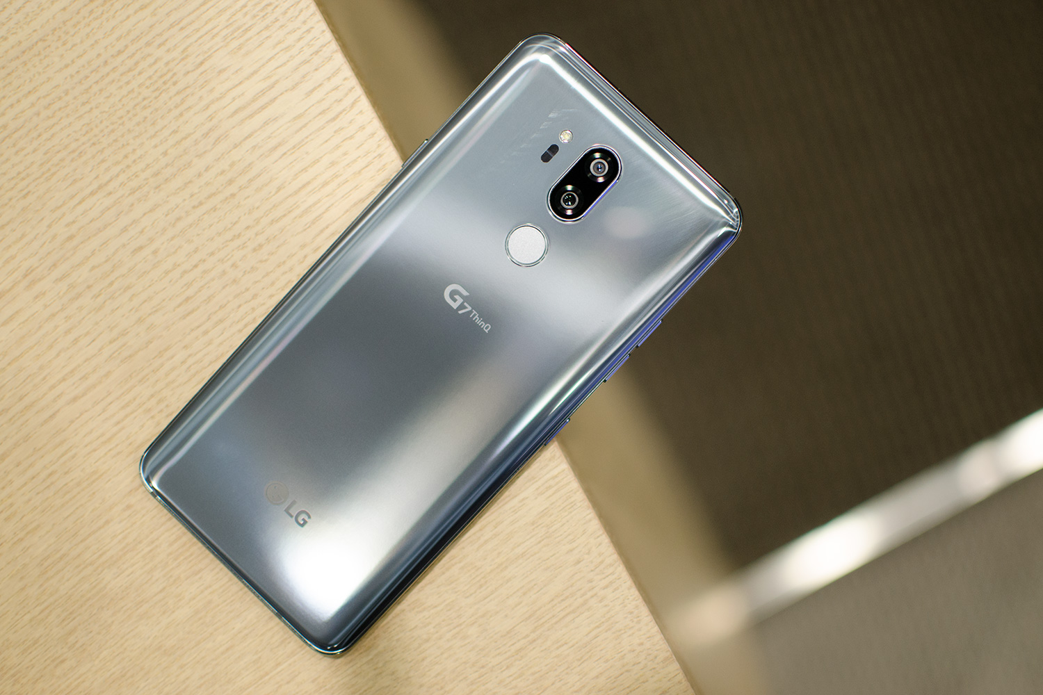 revision lg g7 thinq hands on back full 2