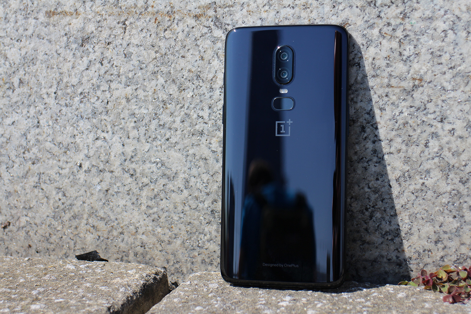 revision telefono oneplus 6 hands on against wall