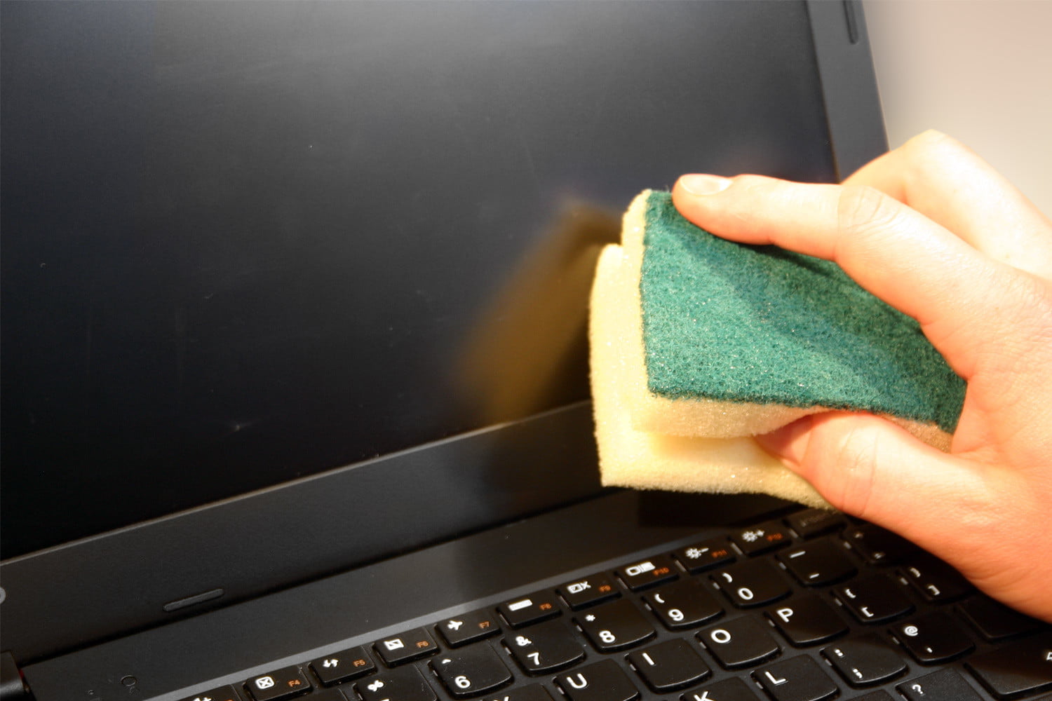 irregular Perezoso entregar Cómo limpiar la pantalla de la computadora portátil sin dañarla | Digital  Trends Español
