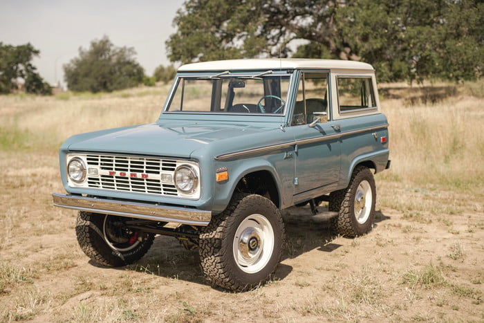 ford bronco old school br icon classic 16 v1 current 700x467 c