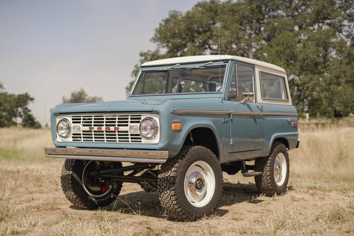 ford bronco old school br icon classic 17 v1 current 700x467 c