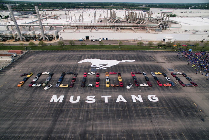 ford mustang 10 millones millionth formation 700x467 c