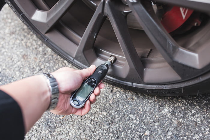 la presion de neumaticos 2017 dt how to check your tire pressure photos by chris chin 10 700x467 c