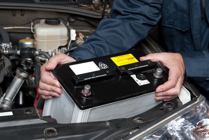 baterias carro cambio 7909492 a car mechanic replaces battery 720x720
