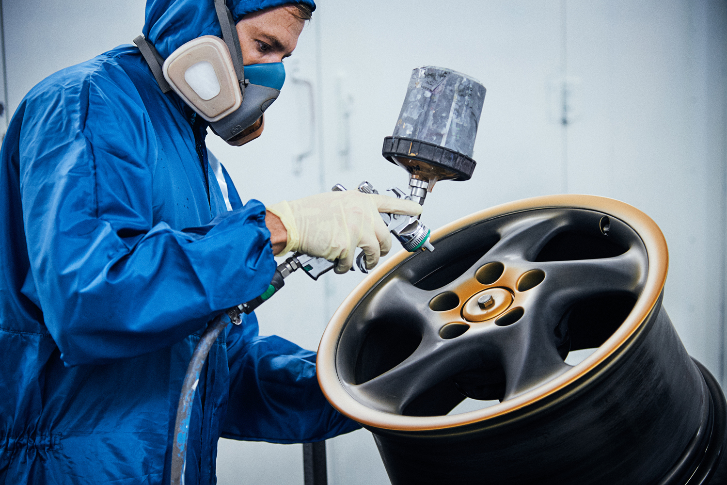 porsche 911 project gold 70 aniversario build 2 700x467 c