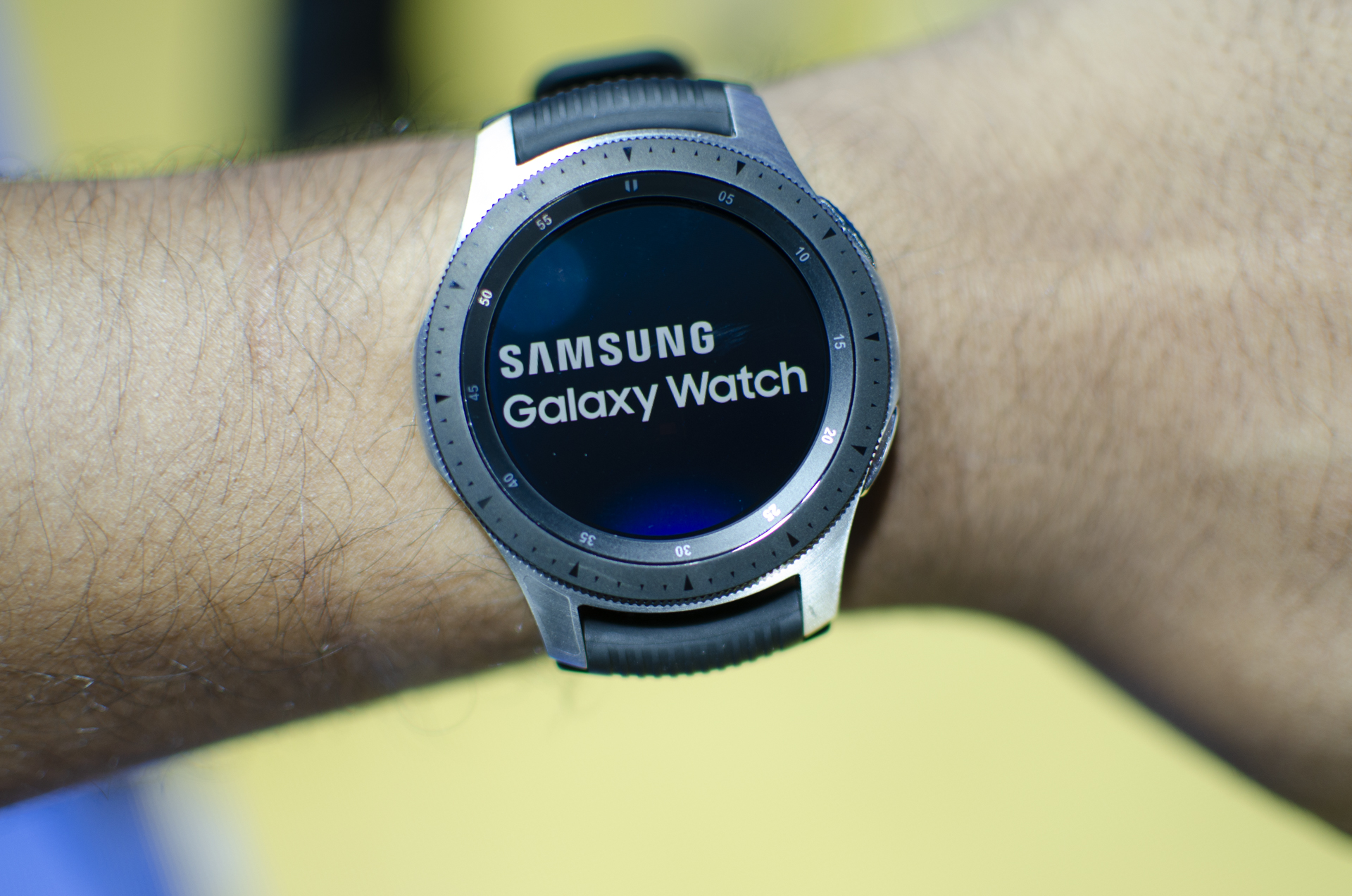 Un reloj Galaxy Watch de Samsug en la muñeca de una persona.