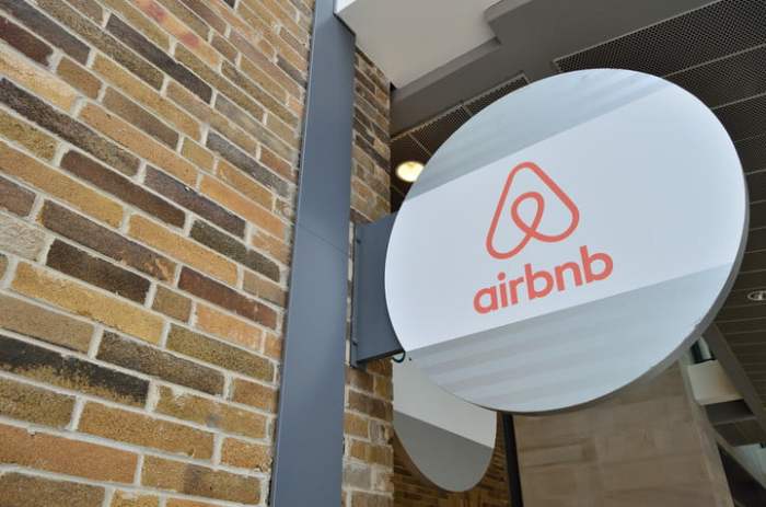 Airbnb está limitando alquileres a menores de 25 años