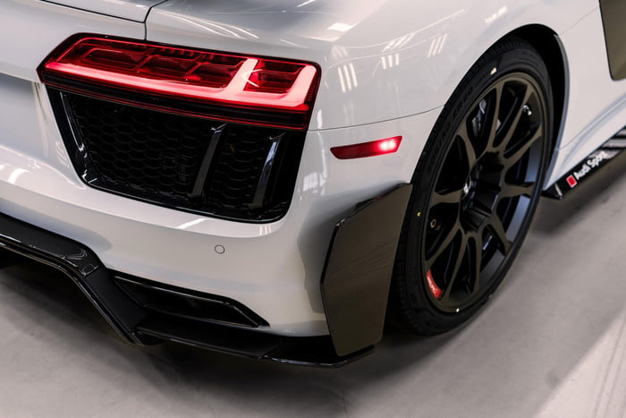 audi r8 v10 plus coupe competition 2018 package 4821 700x467 c