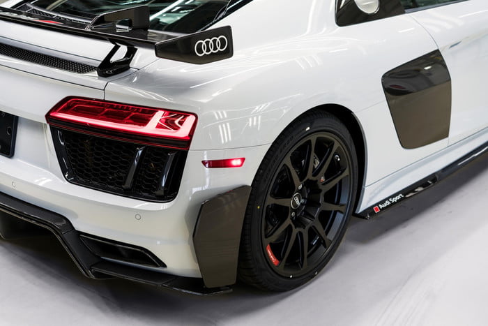 audi r8 v10 plus coupe competition 2018 package 4822 700x467 c