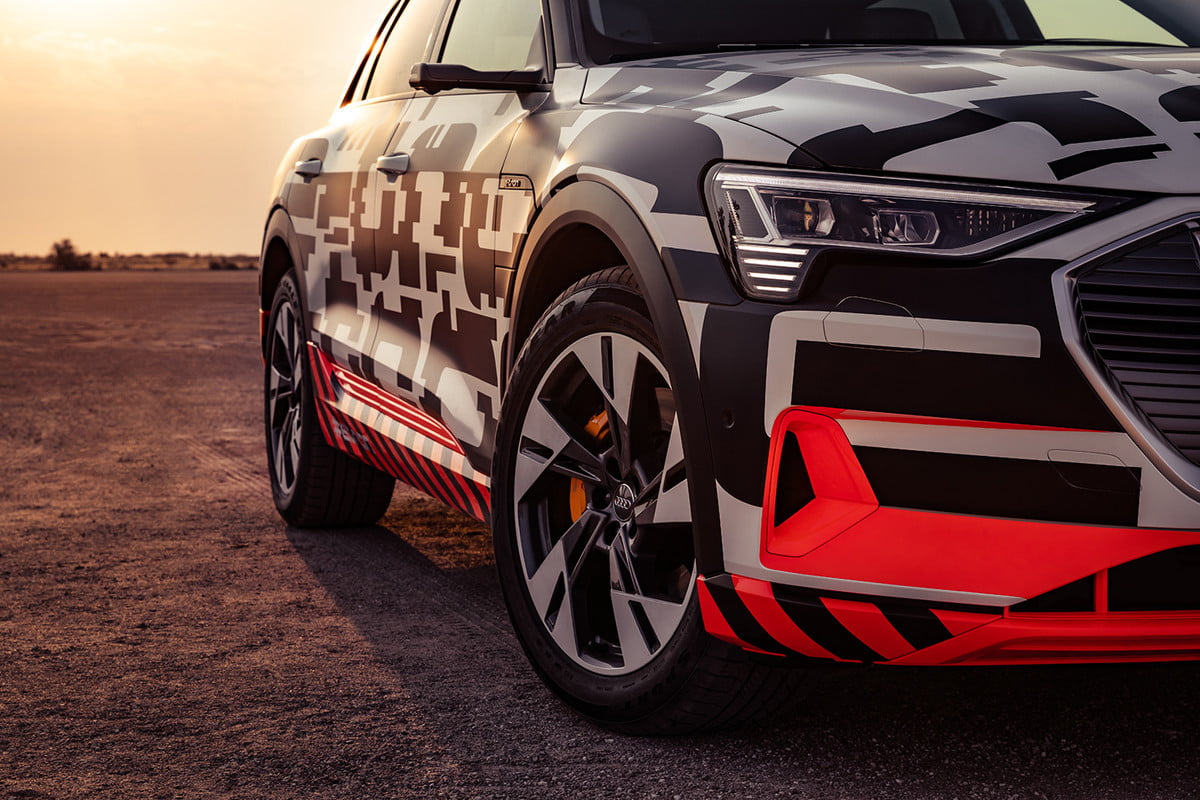audi e tron electrico off road namibia etron extreme power play front right close 1200x800 c