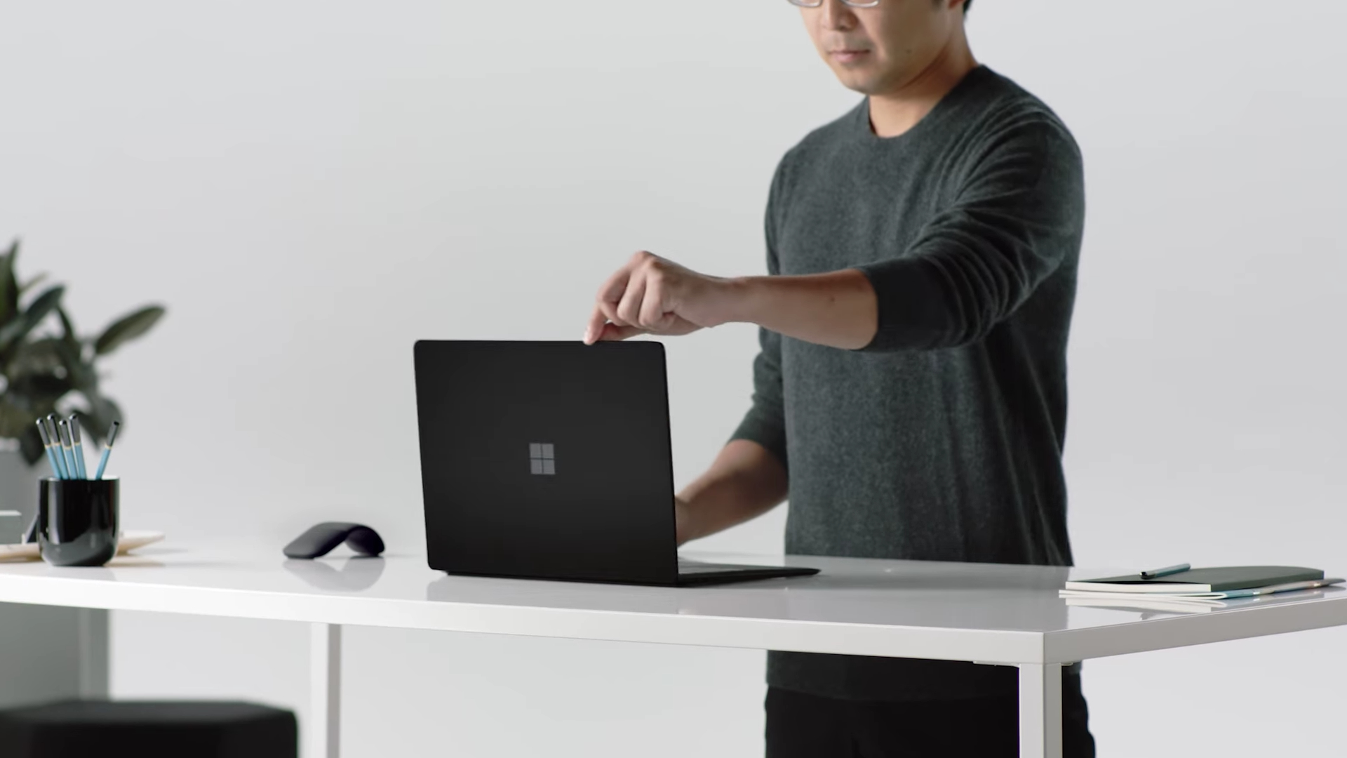 Hombre de pie preparando su laptop para mover Windows 10 a SSD