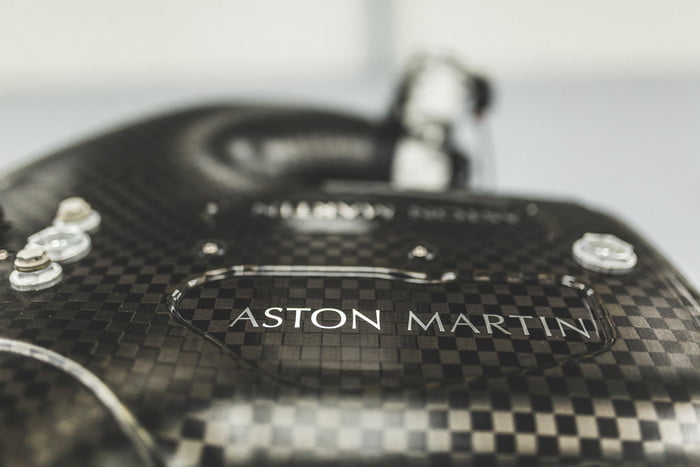 aston martin valkyrie hiperauto v12 engine 7 700x467 c