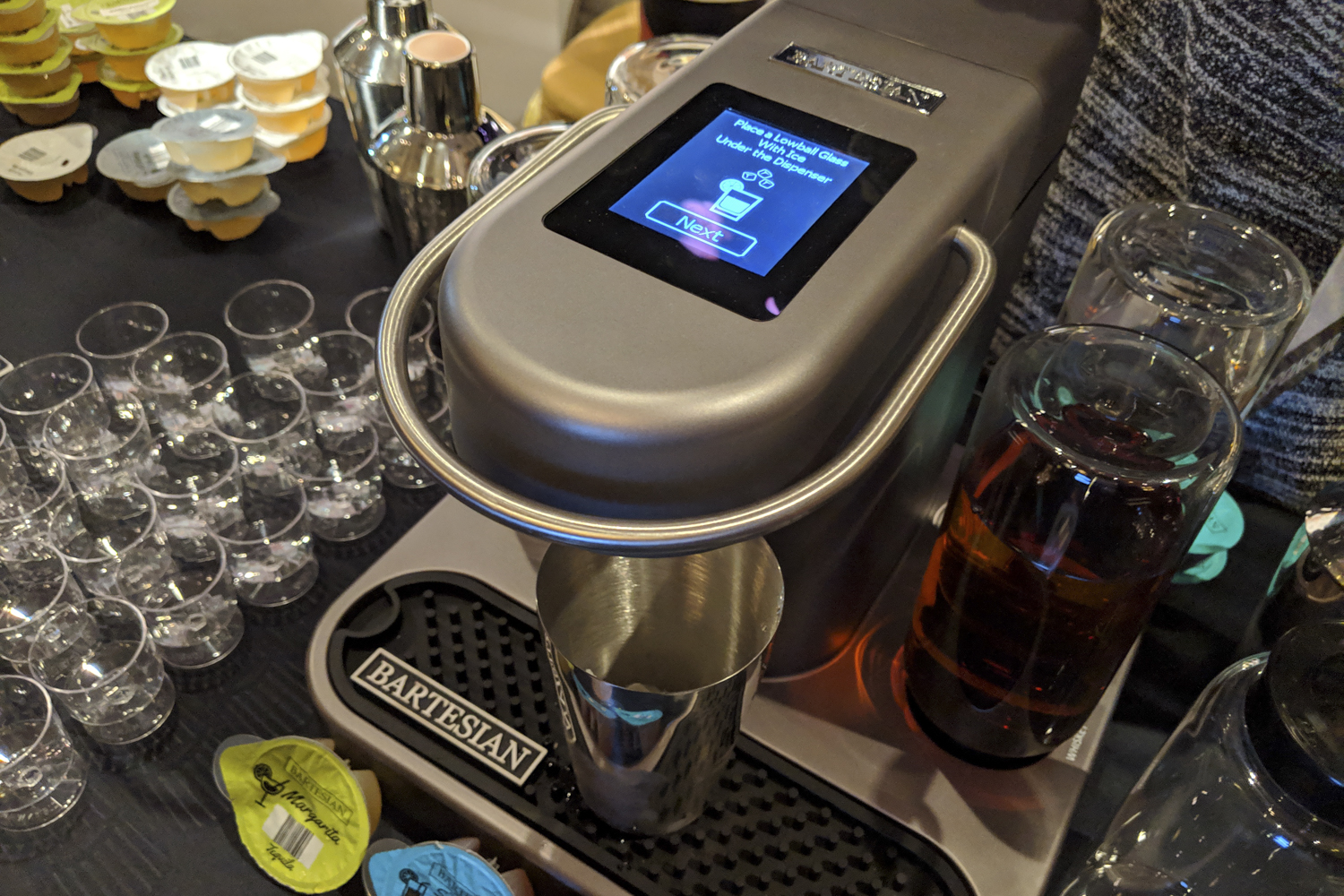 dispositivos experiencias divertidas foodtech ces 2019 bartesian cocktail machine 3