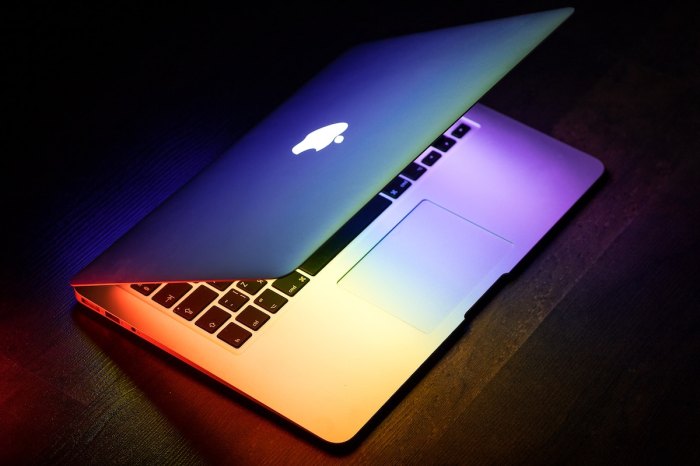 Una MacBook sobre una superficie oscura, encendida para mostrar los mejores consejos y trucos para Mac