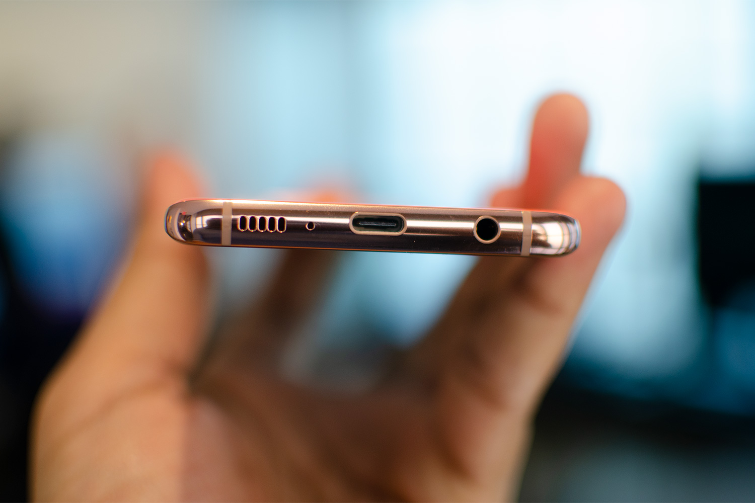 Vista de la ranura del conector mini USB de carga