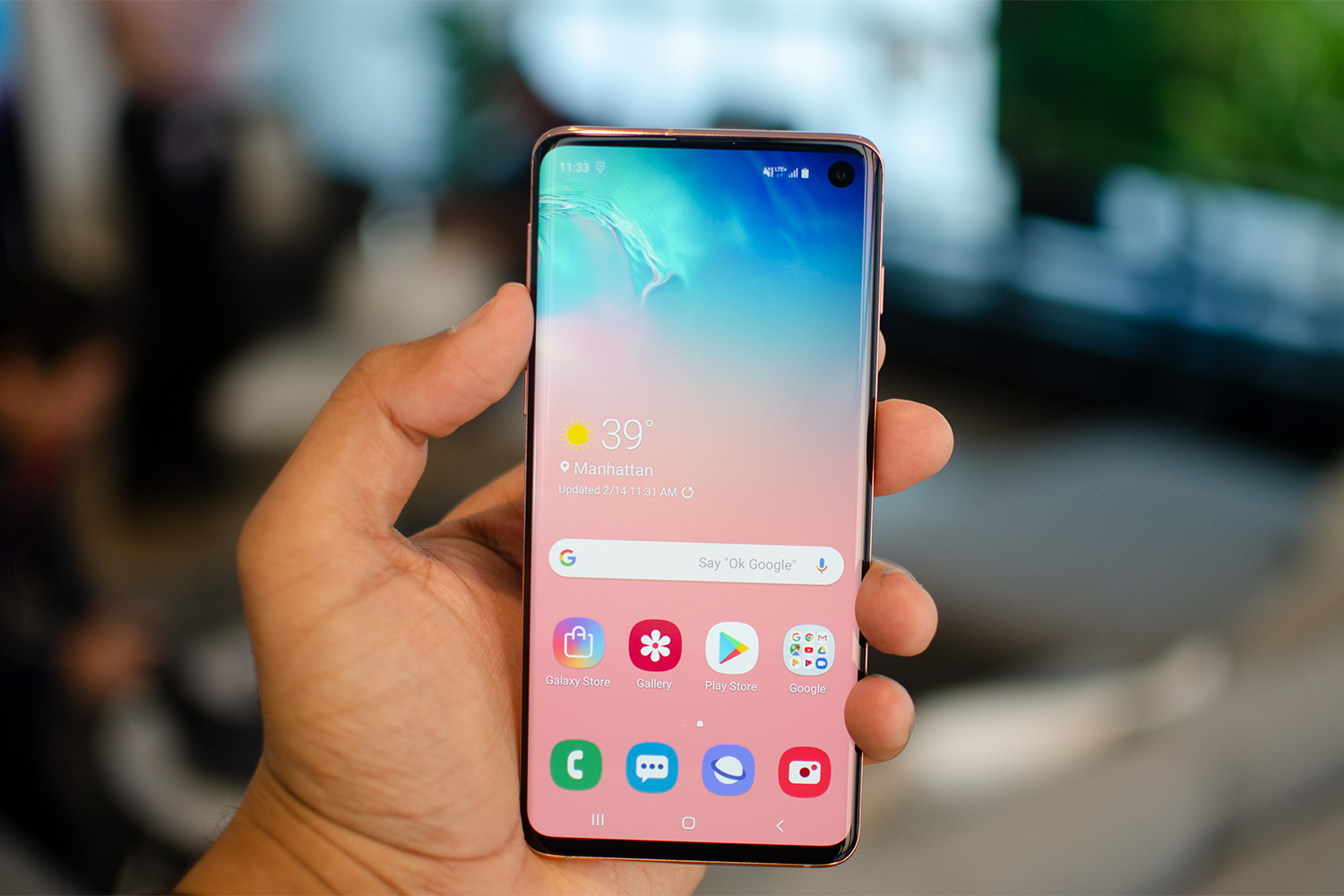 Una persona sostiene el Galax S10 en sus manos. Comparamos el Galaxy S10 vs. Galaxy S9 para conocer sus diferencias.