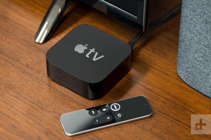 Apple TV 4K junto al control remoto compatible con comandos de voz