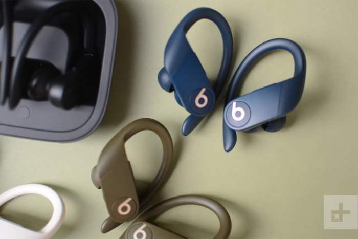 los audífonos Beats Powerbeats Pro en color azul y marron en la foto