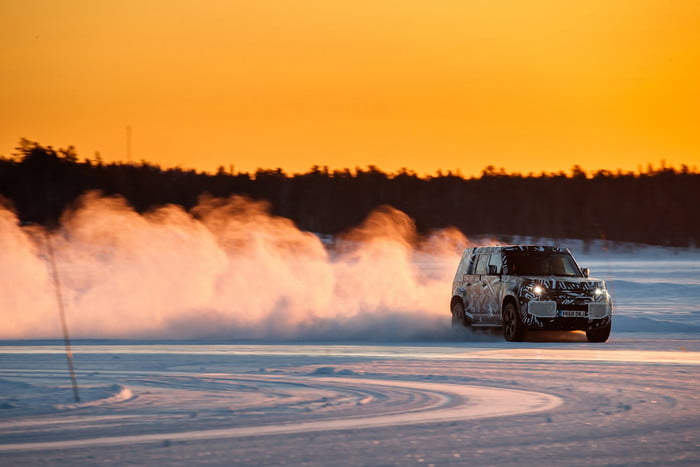 suv land rover defender 2020 430 2 700x467 c