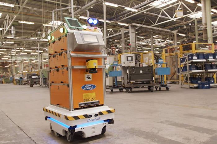 ford robot autonomo survival self driving makes life easier for employees 3 700x467 c