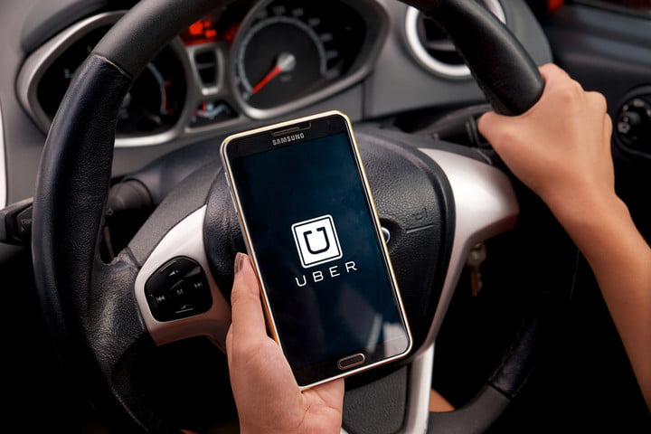 Conductor de Uber usando la app